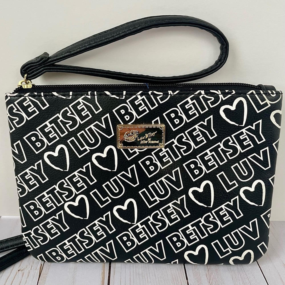 BETSY JOHNSON LUV BETSY Women’s Crossbody/Wristlet Black White Faux Leather NWOT